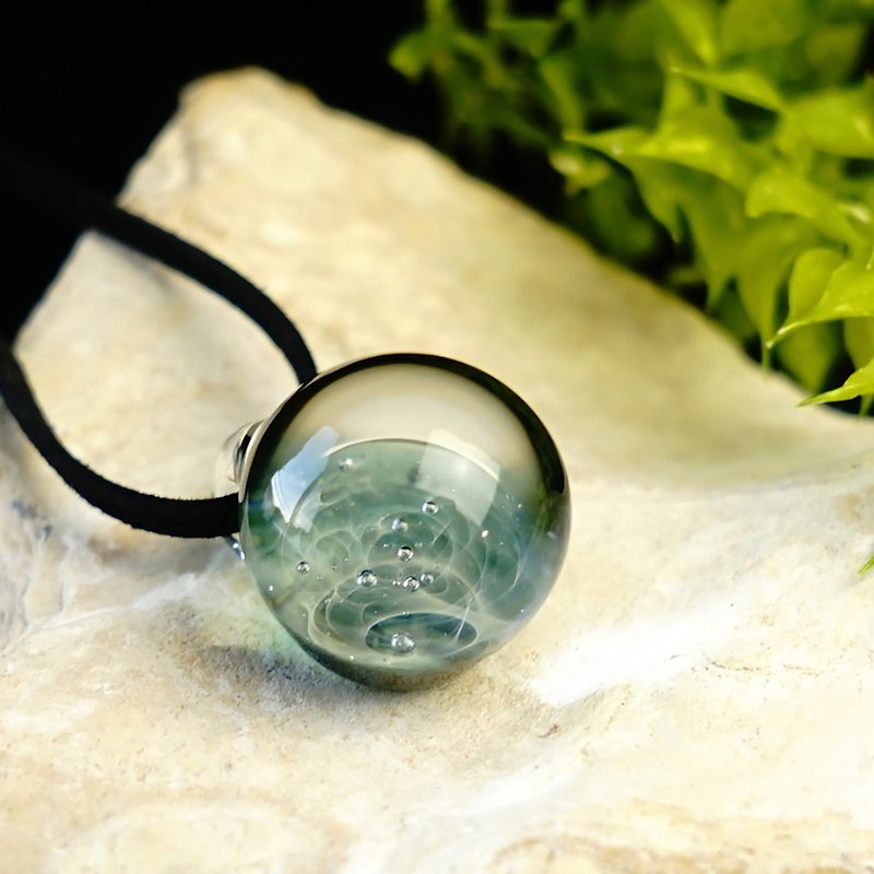 透き通る輝き グリーンスパークル ver3 グリーン ガラス ペンダント 宇宙 星 玻璃 日本制造 日本 手工制作 手作 送料無料 - 項鍊 - 玻璃 綠色