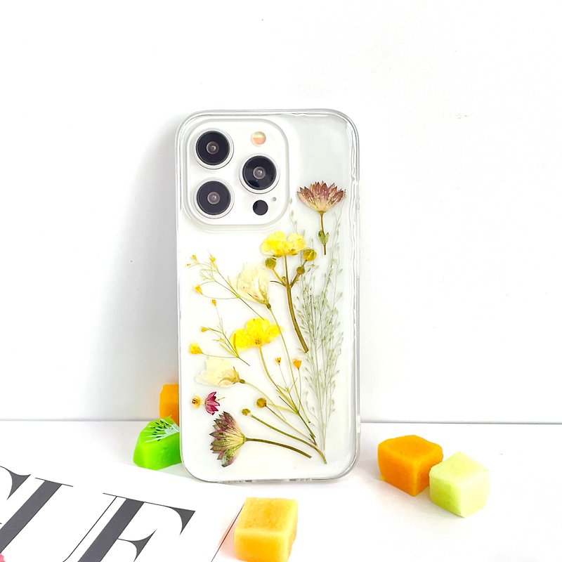 Astrantia Major and Begonia Handmade Pressed Flower Phone Case for All iPhone - เคส/ซองมือถือ - พืช/ดอกไม้ 