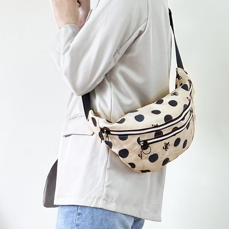 Water-repellent Moon Waist Bag Crossbody Bag Chest Bag Hiking and Walking Waist Bag – Pearl Milk Tea - กระเป๋าแมสเซนเจอร์ - วัสดุกันนำ้ สีกากี