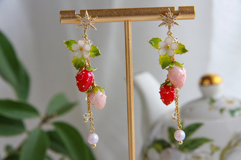 [Red and Pink Strawberry Combination Earrings] Handmade Original Earrings Bronze Resin Elegant Earrings/Ear Clip Jewelry - Earrings & Clip-ons - Resin Multicolor