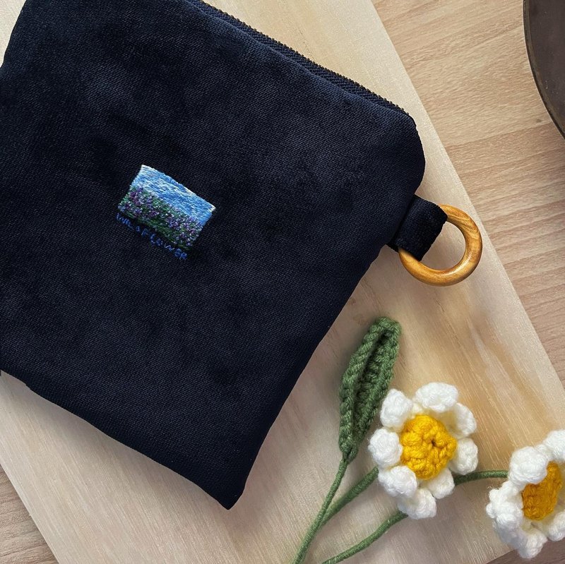 Wildflowers丨Embroidered storage bag丨Dark blue velvet - กระเป๋าแมสเซนเจอร์ - ผ้าฝ้าย/ผ้าลินิน สีน้ำเงิน