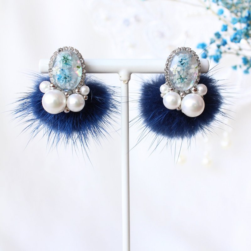 Navy mink fur flower Clip-On. Can be worn in two ways. Hypoallergenic. Gift wrapping available. - ต่างหู - พืช/ดอกไม้ สีน้ำเงิน