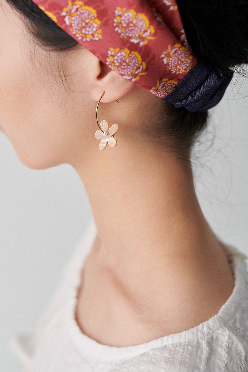 Hanging flowers / pearl shell earrings - ต่างหู - เปลือกหอย สึชมพู