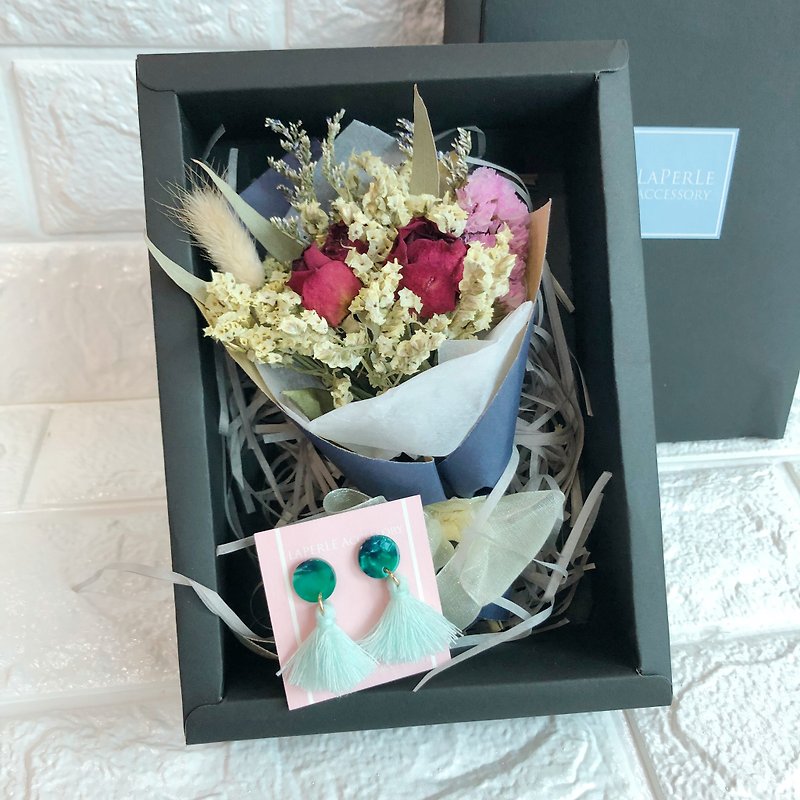 Green Mint Mother's Day Preserved Flower Gift Box Earrings Birthday - ต่างหู - งานปัก สีเขียว