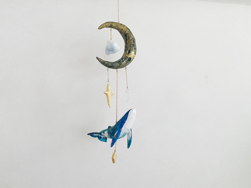 Humpback whale moon wind chime home decoration handmade sculpture doll marine life graduation gift - ของวางตกแต่ง - ดินเหนียว สีน้ำเงิน