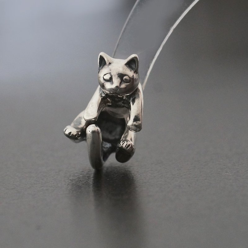 くるんと丸まった猫ピアス　ラテュ Silver 片耳 - 耳環/耳夾 - 其他金屬 銀色