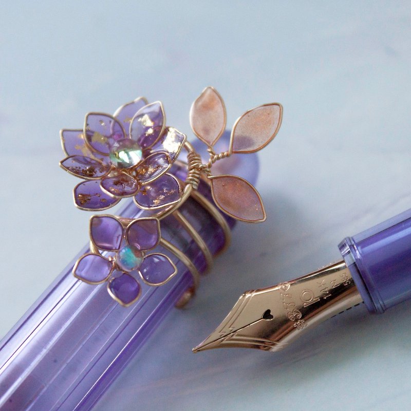violet flower, flower decoration for fountain pens, flower pen holder, pen cuff - ปากกาหมึกซึม - เรซิน สีม่วง