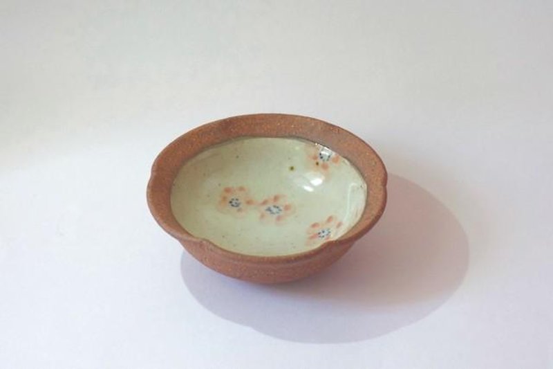 輪花皿（白化粧 紅梅） - 碟子/醬料碟 - 陶 