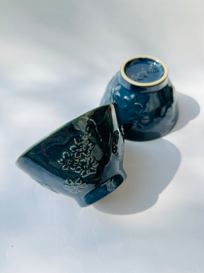 四季花開 五彩斑斕 陶瓷淺浮雕餐碗 台灣製造 (湛藍款) - 碗 - 陶 藍色