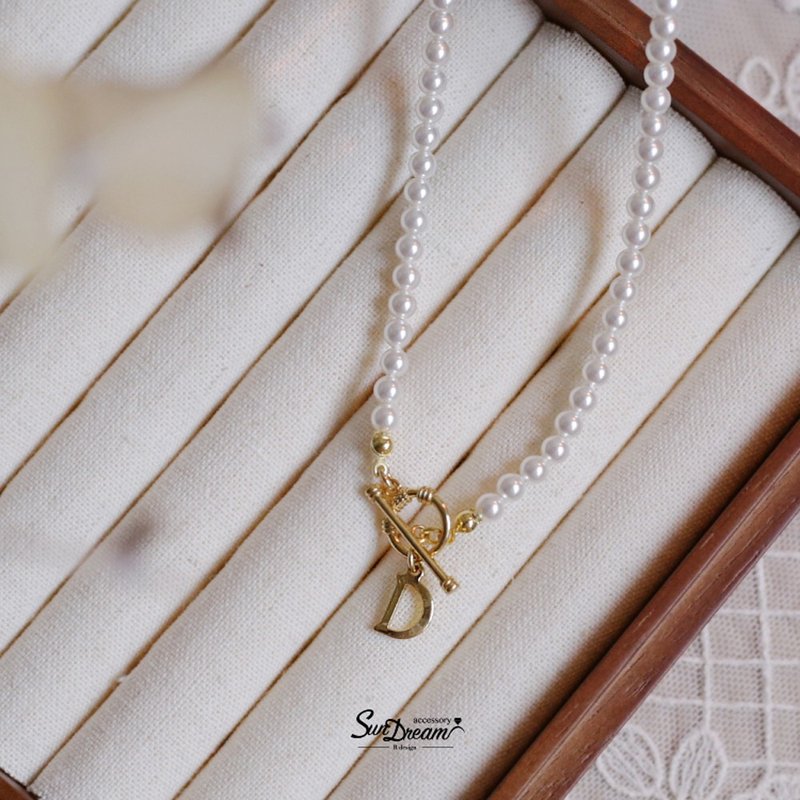 Customized letter pearl OT buckle necklace letter necklace pearl necklace OT buckle necklace Valentine's Day gift - สร้อยคอ - ไข่มุก ขาว