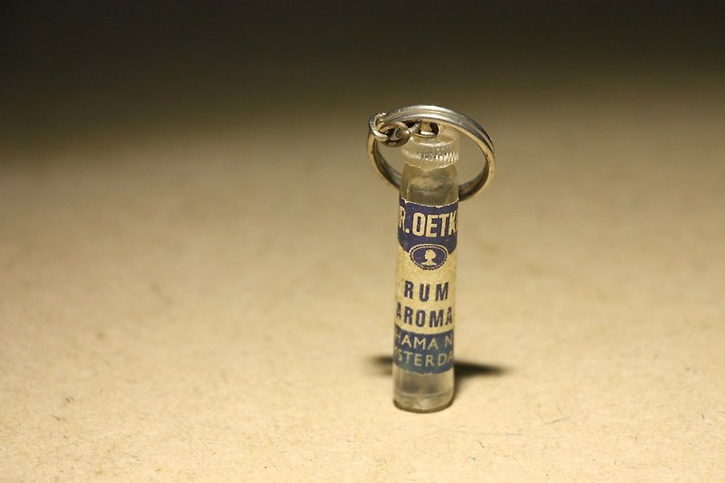Purchased from the middle and late 20th century in the Netherlands, the old Dr. oetker conditioning oil tank antique key ring - Keychains - Plastic Transparent