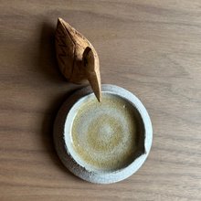 アイスクラックインクディスク。 氷が割れて水が飲めるまで待ちましょう