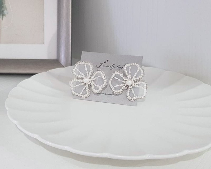 French three-dimensional hand-made embroidery three-petal flower earrings snowflake white - Earrings & Clip-ons - Thread White