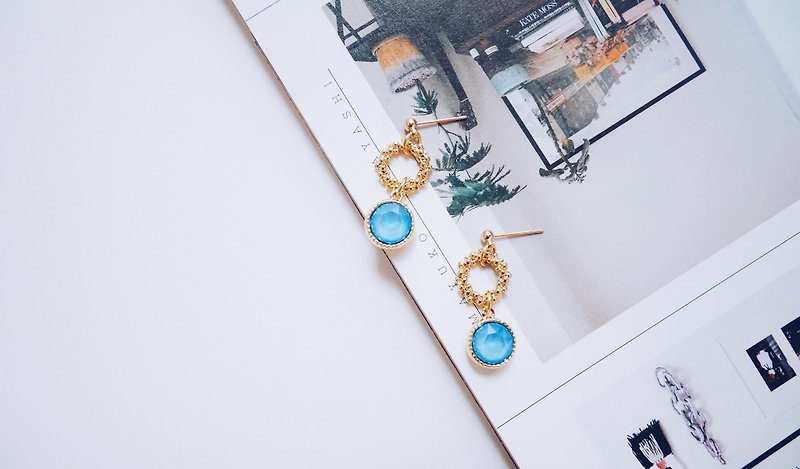 Qintou-garland summer blue round crystal embellished earrings - ต่างหู - โลหะ สีน้ำเงิน