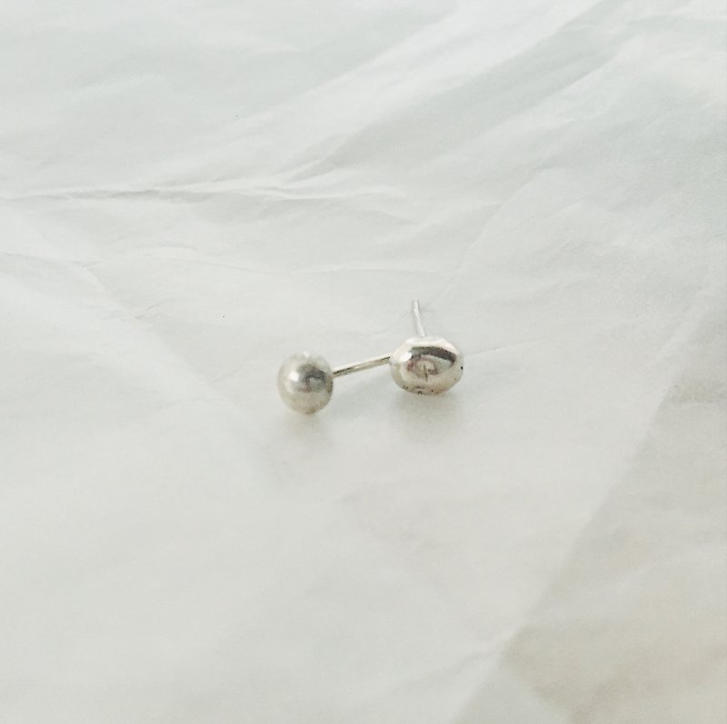 Irregular bead earrings - ต่างหู - โลหะ ขาว