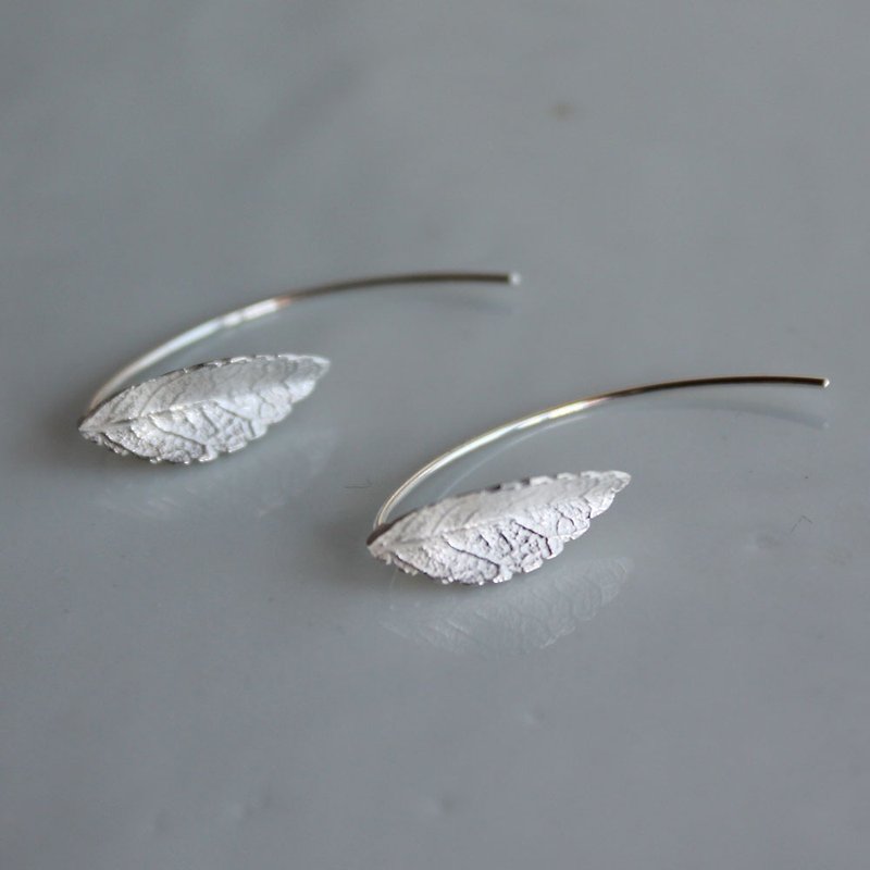 Camellia leaf earrings - ต่างหู - โลหะ สีเงิน