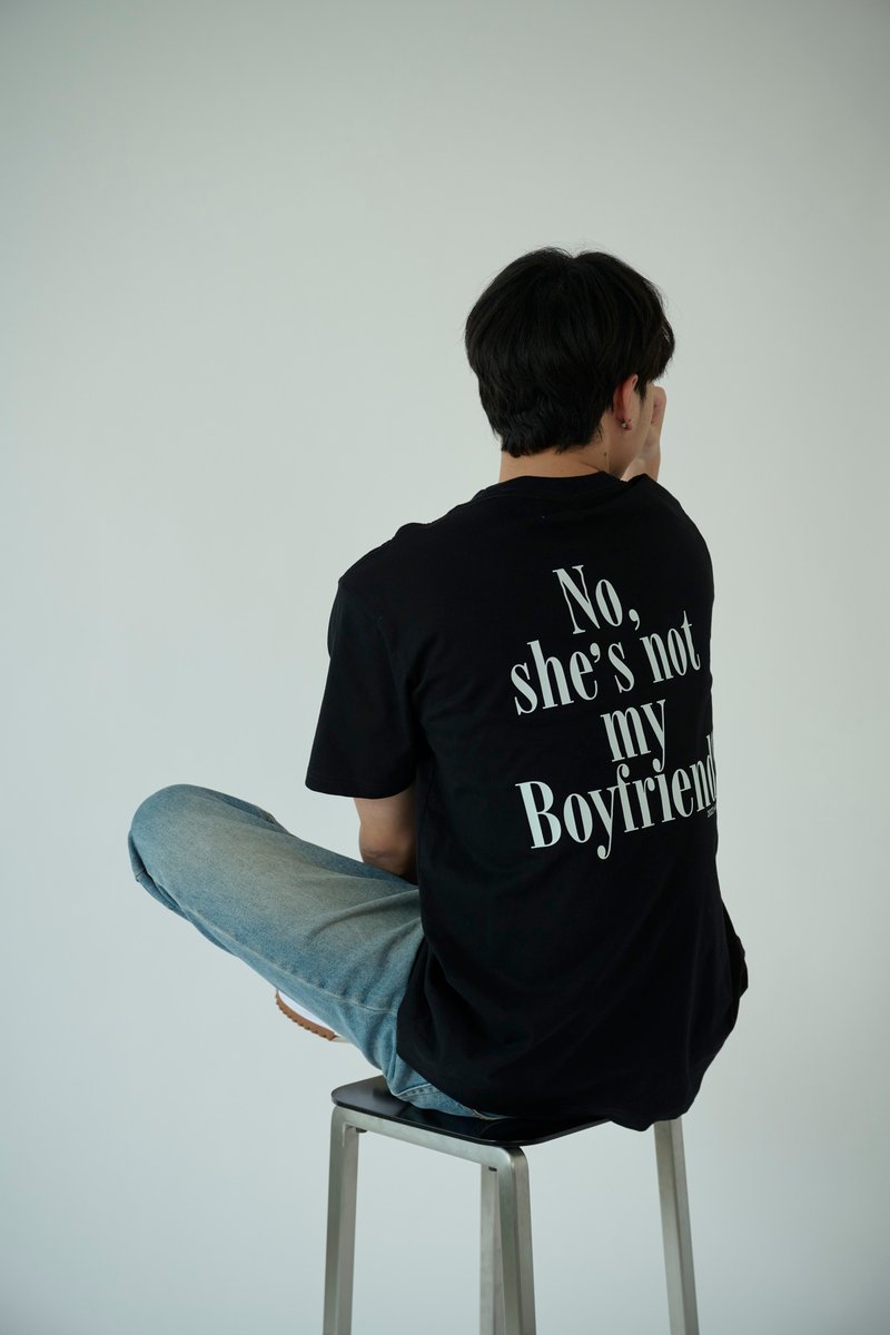 上衣 HAY : No, she's not my Boyfriend! T-Shirt - Black / White (unisex) - เสื้อยืดผู้หญิง - ผ้าฝ้าย/ผ้าลินิน 