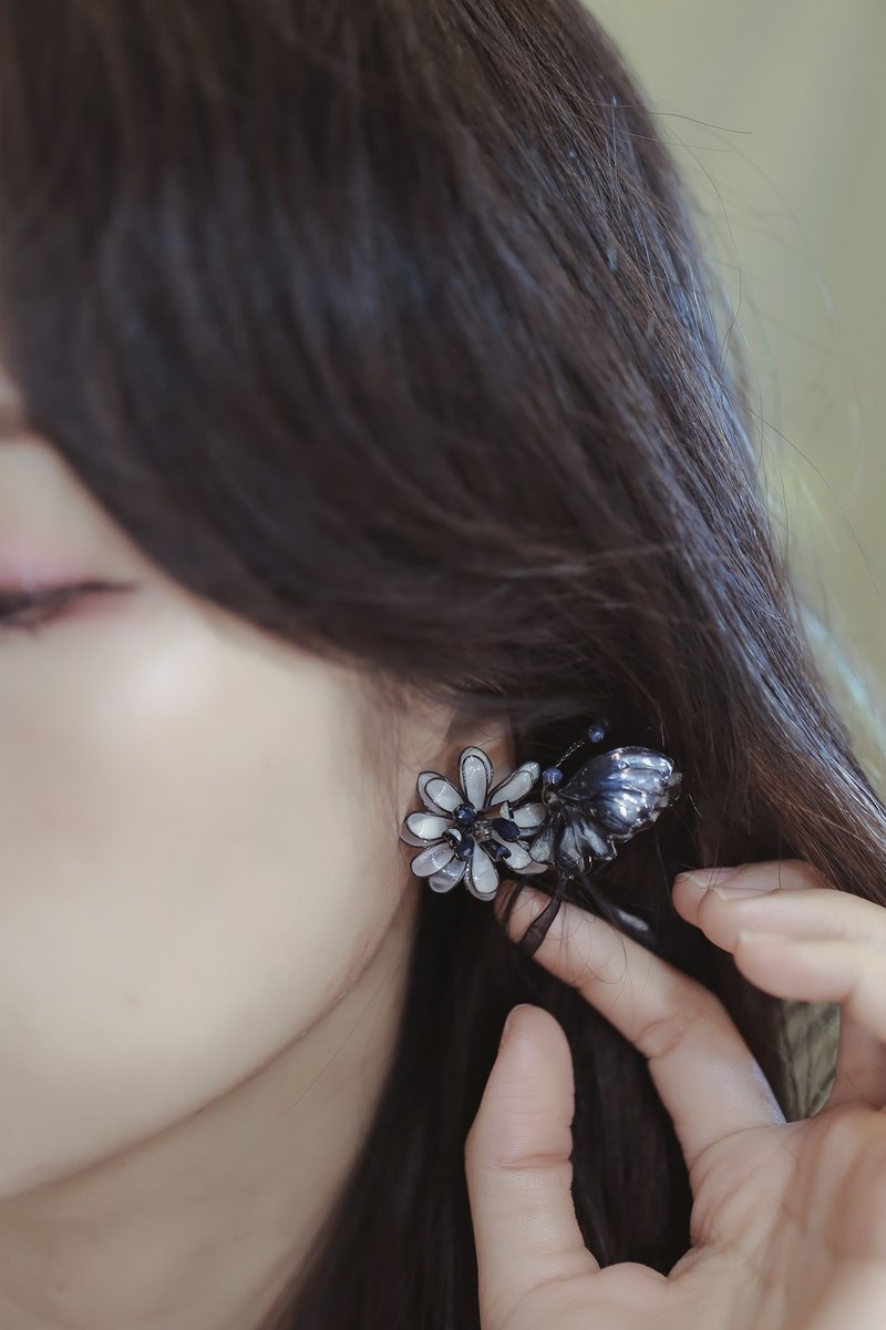 Butterfly and Flower Black and White Fashion Butterfly Flower Ball Earrings Crystal Flower Resin Flower Earrings - ต่างหู - เรซิน สีดำ