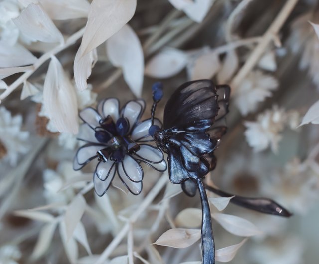 白と黒のお花イヤリング*・゜蝶バネイヤリング - 通販 - www