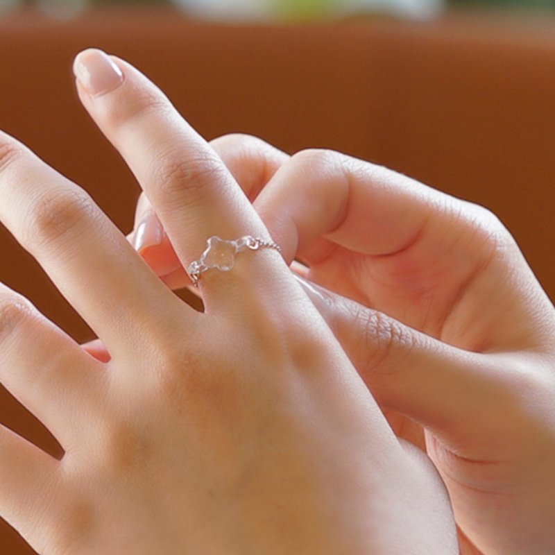 Small white flower handmade glass ring chain - แหวนทั่วไป - แก้ว สีใส