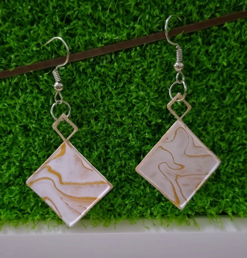 Gold and white double-sided fluid painting square earrings - ต่างหู - วัสดุอีโค หลากหลายสี