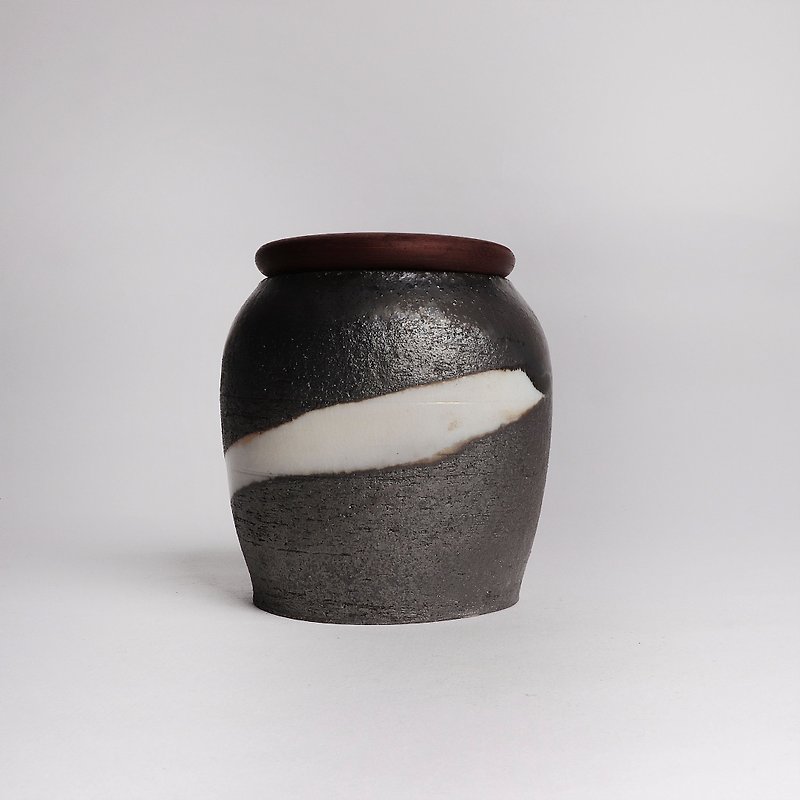 Ming ya kiln l Chai kiln turned black and white two-color tea cans - Teapots & Teacups - Pottery Black