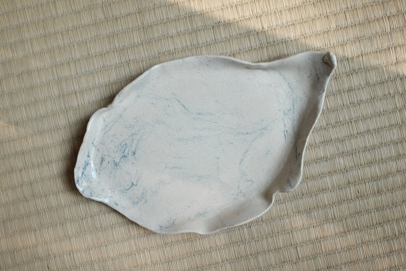 【Clouds of blue and white glaze】Hand-made pottery plate/dish - จานและถาด - ดินเผา ขาว