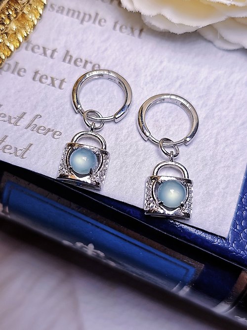 Luien路安翡翠 小香風|多用途夢幻藍|a貨翡翠冰玻藍蛋面5.3mm純銀鎖頭耳環