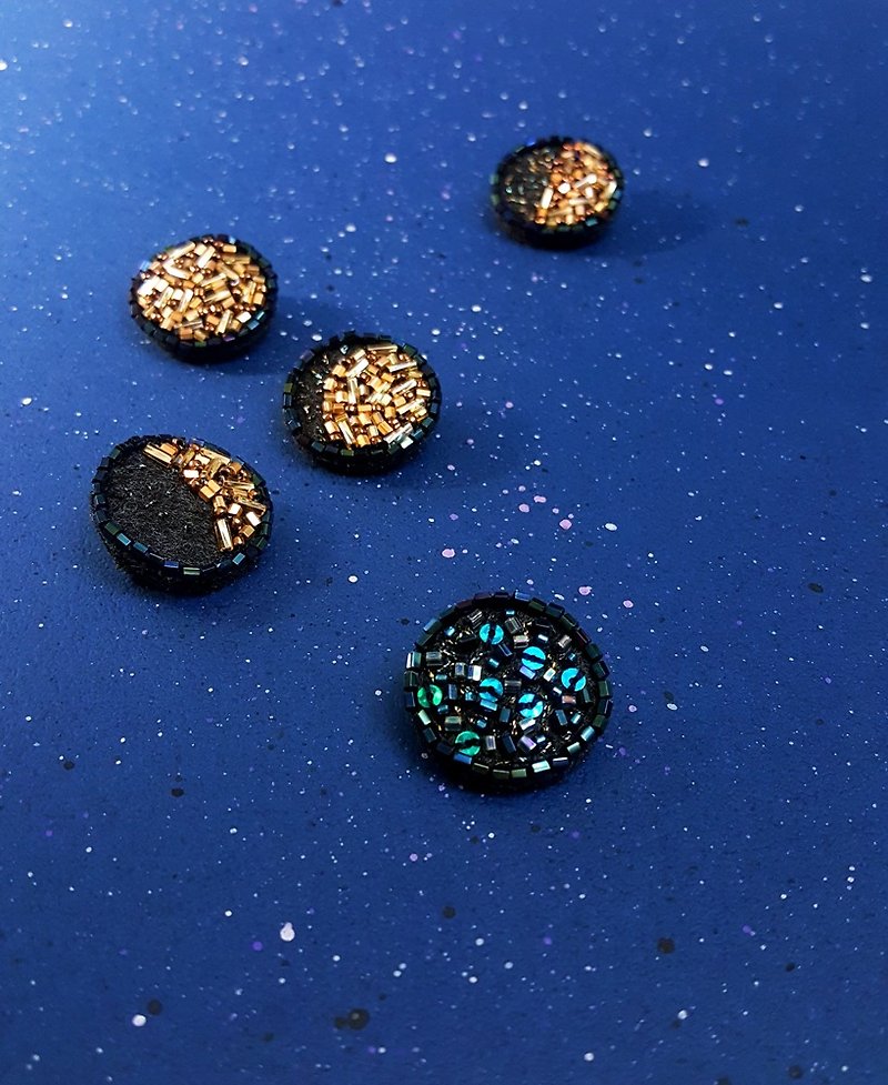 Christmas gift-Korakuen [Yin, sunny and round] Lunar embroidery pins - เข็มกลัด - กระดาษ สีดำ