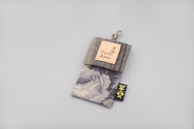 Ping An Classic Card Holder-Low-key Linen Big Flower (Grey Purple) Easy Travel Card Holder Japanese Cotton Linen - ที่ใส่บัตรคล้องคอ - ผ้าฝ้าย/ผ้าลินิน สีเทา