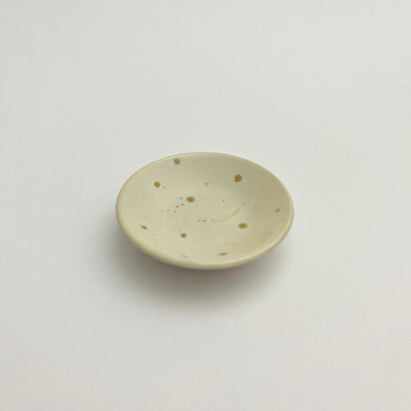 Dotted rice white pottery small plate - Plates & Trays - Pottery White