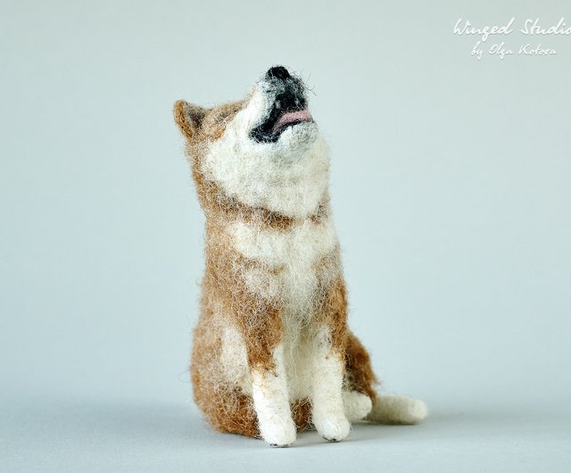 柴犬、バリアント 3、座っている、リアルな羊毛フェルトの彫刻、犬の置物 - ショップ Winged Studio 人形・フィギュア - Pinkoi