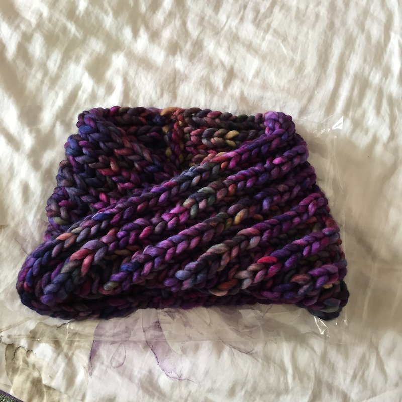Known fabric warm whirring hand-woven Merino wool hand-dyed short scarf anniversary - ผ้าพันคอ - ขนแกะ สีม่วง