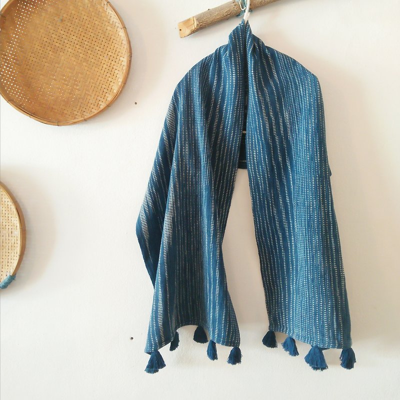 Thai hand-woven shawl / mottled pattern / vegetable dyeing / cotton - ผ้าพันคอถัก - ผ้าฝ้าย/ผ้าลินิน สีน้ำเงิน