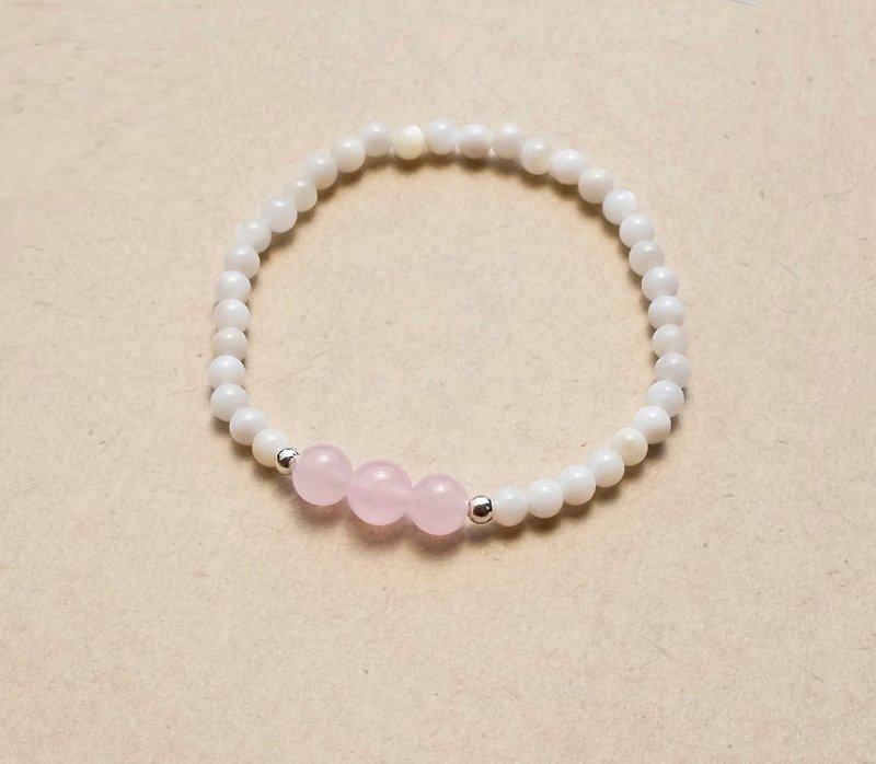 Sweet and elegant girl natural pink crystal / white shell beads / sterling silver beads - สร้อยข้อมือ - เครื่องเพชรพลอย สึชมพู