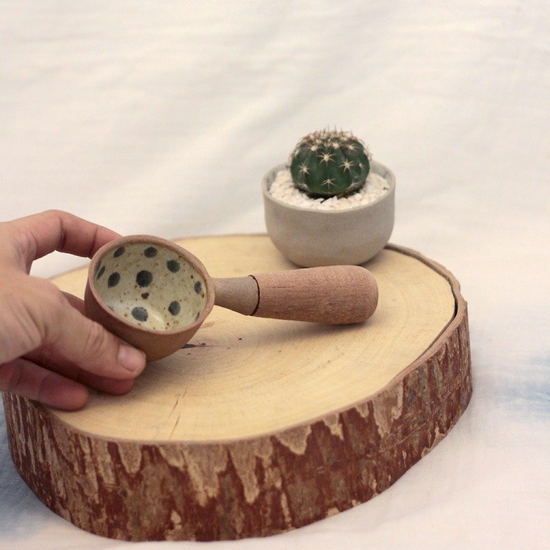 3.2.6. studio: Handmade ceramic tree bowl with wooden handle. - 花瓶/花器 - 陶 卡其色