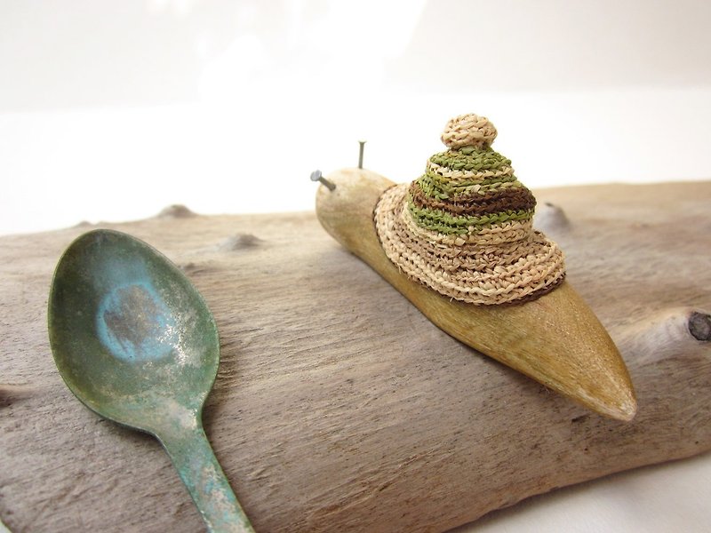 Wooden Snail, Wood carving, Miniature art, Wooden sculpture, home decor, reclaimed wood miniature - ของวางตกแต่ง - ไม้ สีเขียว