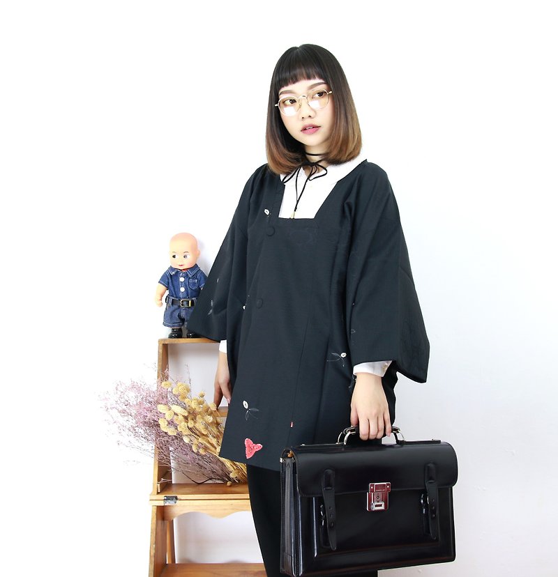 Back to Green - Japanese bringing back black, white and red vintage kimono - เสื้อผู้หญิง - ผ้าไหม 