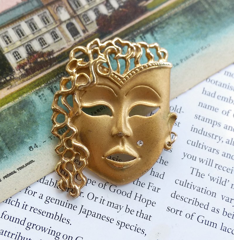 【アメリカン ウエスタン アンティーク ジュエリー】ベネチア カーニバル 仮面 バウタピン ブローチ - ピンバッジ・ピンズ - その他の素材 ゴールド