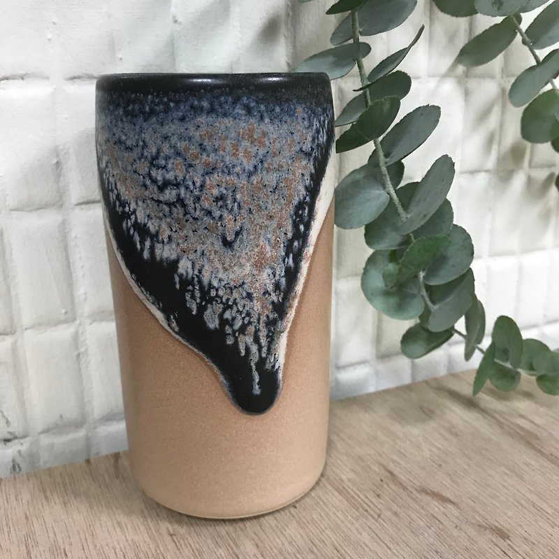 【Mountain Snowing Night Vase】Ceramics/Matte Black and Pink/hand throwing/vase - Pottery & Ceramics - Pottery Pink