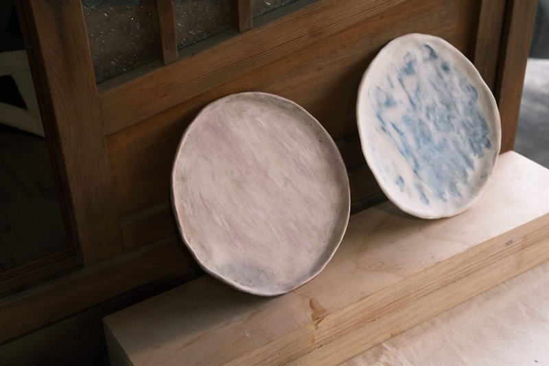 【罽罽 Pottery】Colorful brushed plate-Plate basin ornaments plate incense sticks holder - Plates & Trays - Pottery Multicolor