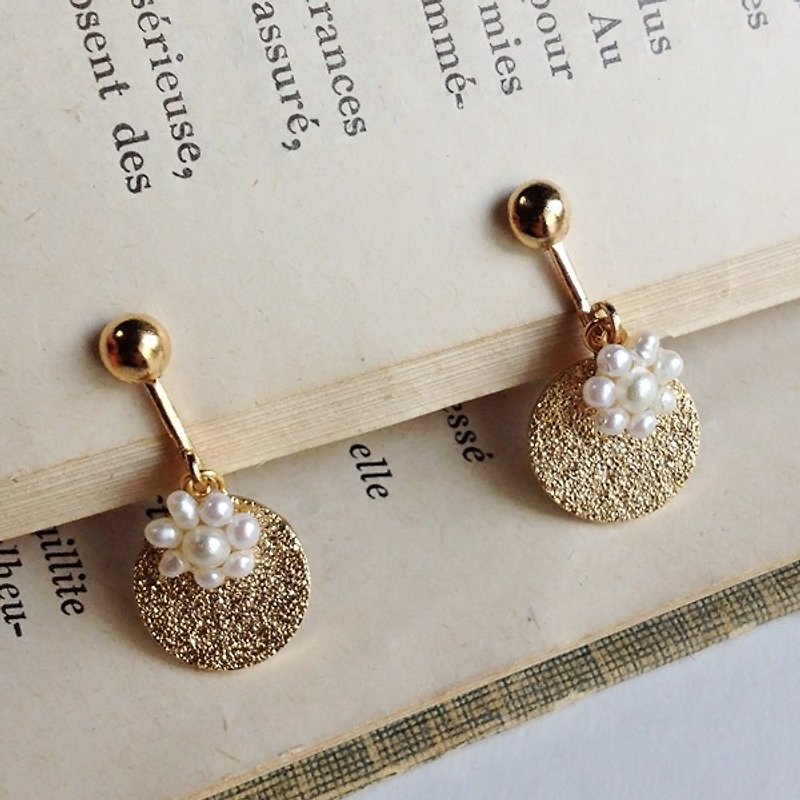 Freshwater pearl × vintage pearl round plate ear clip * Fresh water Keshi Pearl × vintage pearl round plate earrings * Ear iris - Earrings & Clip-ons - Other Metals Gold
