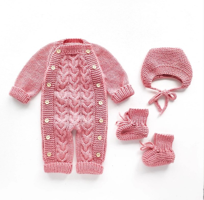 Knitting pattern for baby jumpsuit, bonnet, booties for baby 0-3, 3-6 months - 工人褲/吊帶褲 - 羊毛 粉紅色