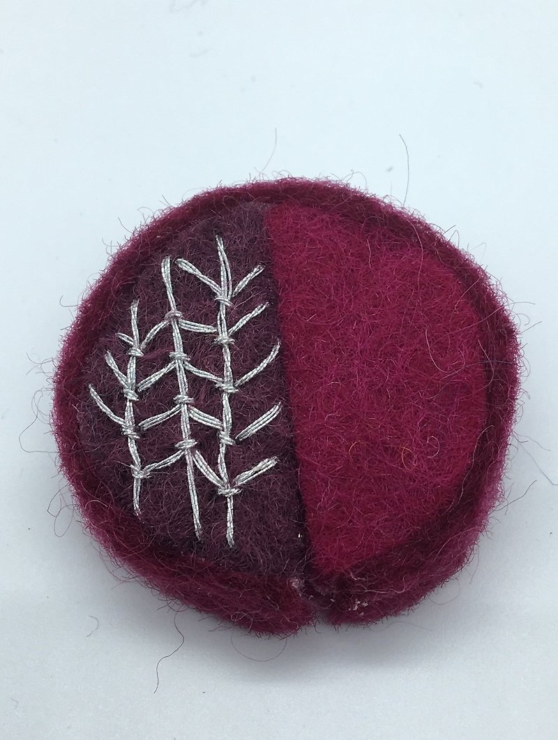 Earth Tree Fair Trade handmade wool felt / pin (red / blue) - เข็มกลัด - ขนแกะ 