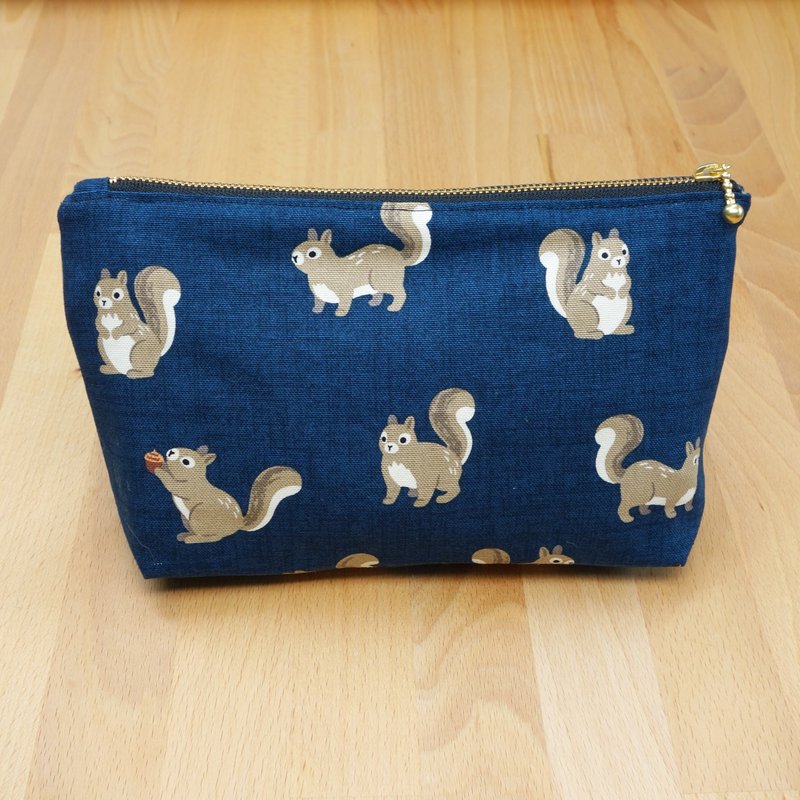 【Acorn Chipmunk】Zipper cosmetic bag sundries bag mask storage squrriel squrriel - Clutch Bags - Cotton & Hemp Blue