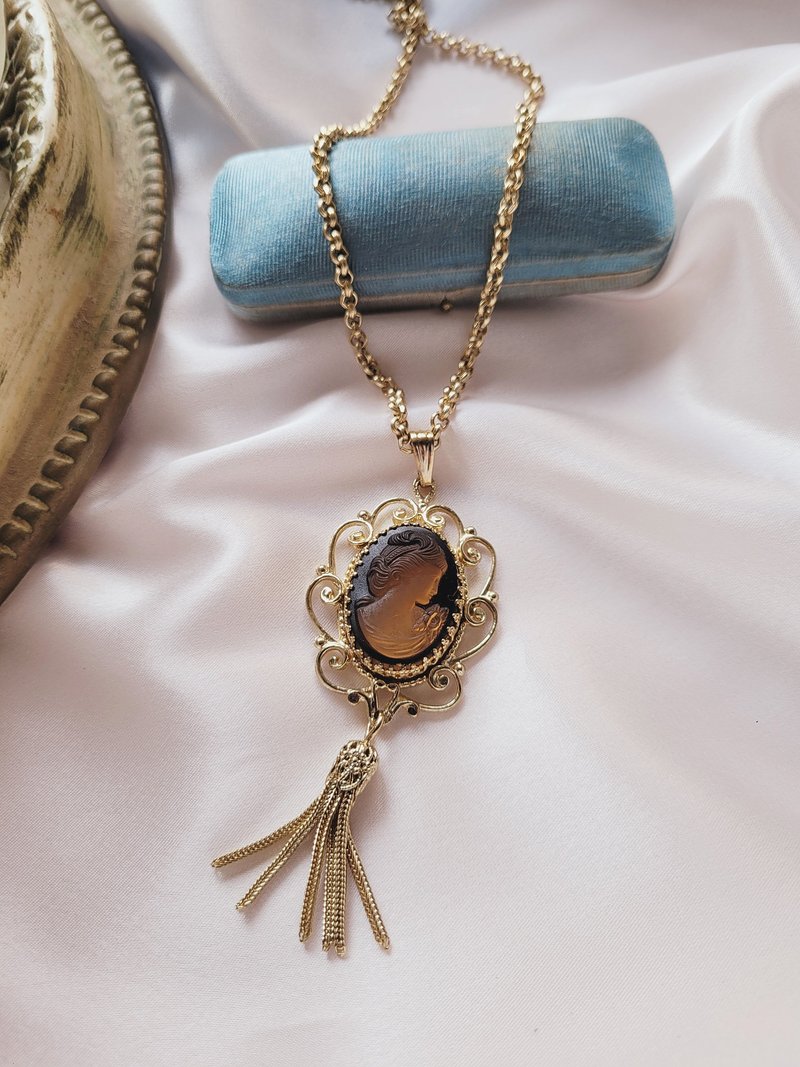 美國西洋古董飾品 / Whiting Davis琥珀色浮雕cameo項鍊 古董首飾 - 項鍊 - 其他金屬 