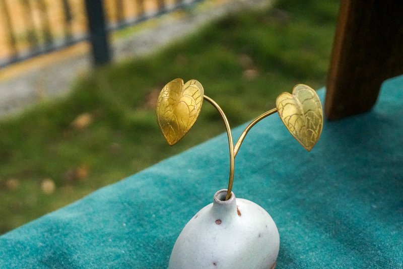 Brass plant pin anthurium - Brooches - Copper & Brass Gold