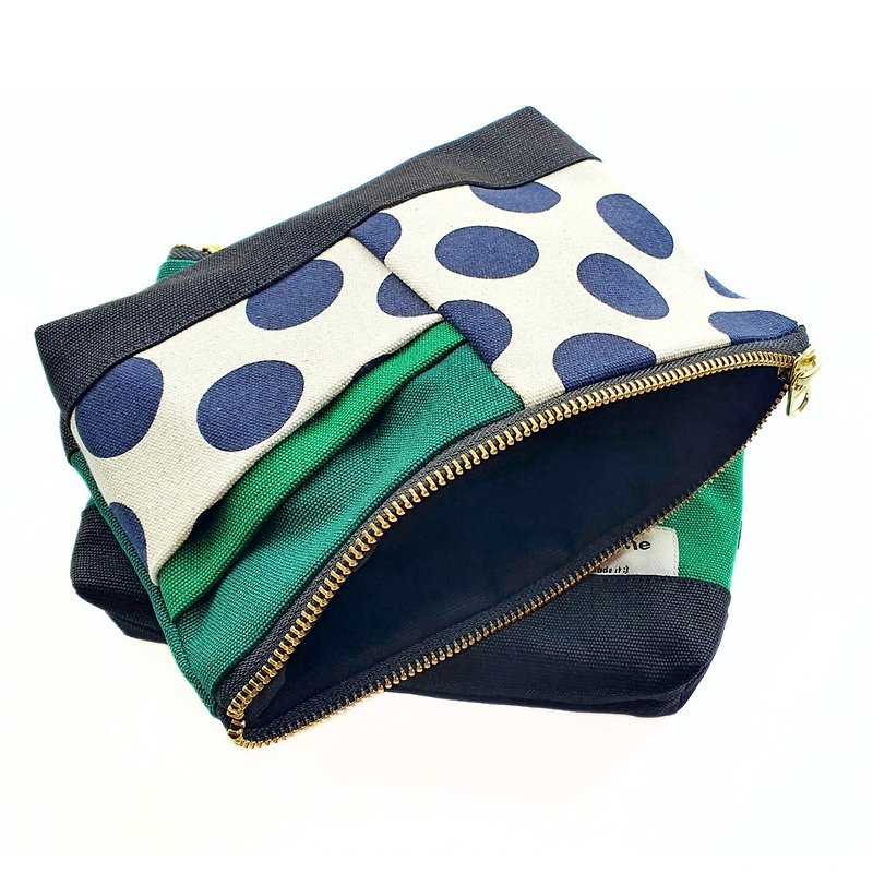 手拿包 Canvas pouch bag green color YKK zipper 化妝包/收納袋 - Clutch Bags - Cotton & Hemp Green