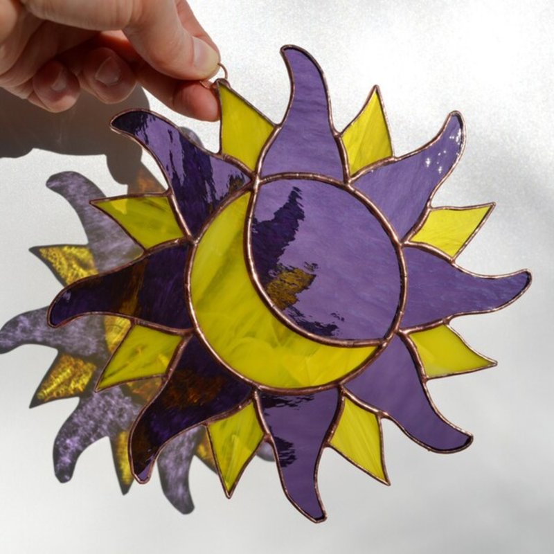 Sun and Moon Stained Glass Suncatcher Window Hanging - Celestial Art Wall Decor - ตกแต่งผนัง - แก้ว สีม่วง