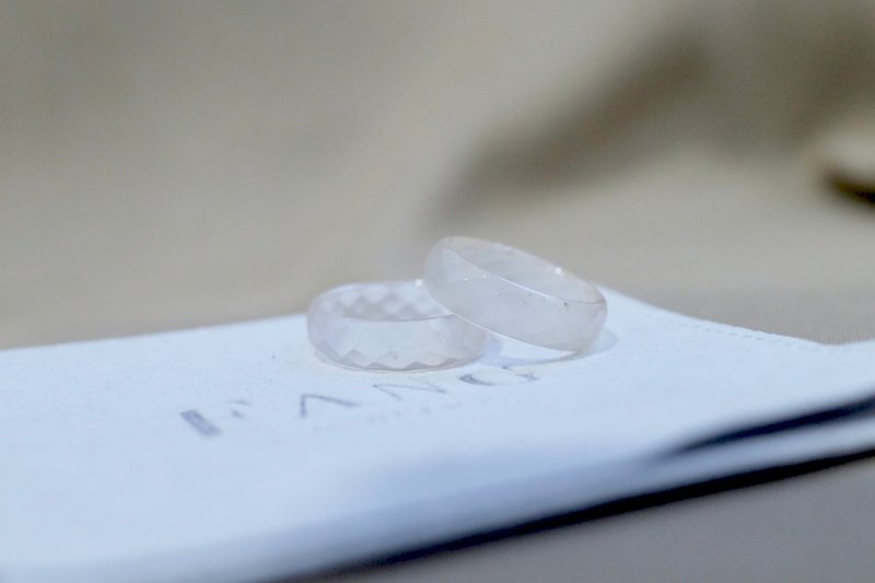 [White Agate Ring] Three-dimensional cutting surface is a must for stacking rings - แหวนทั่วไป - เครื่องเพชรพลอย ขาว